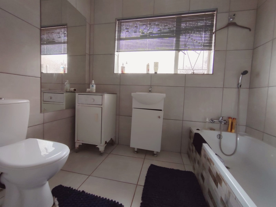 6 Bedroom Property for Sale in Flamwood North West